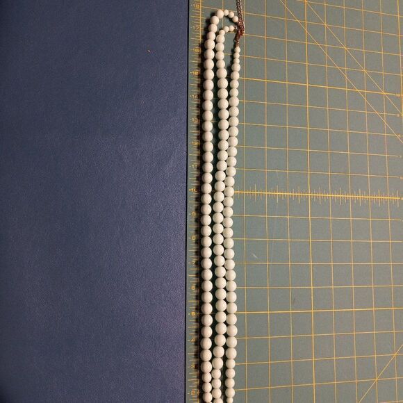 Vintage three strand mint green necklace - Picture 2 of 6